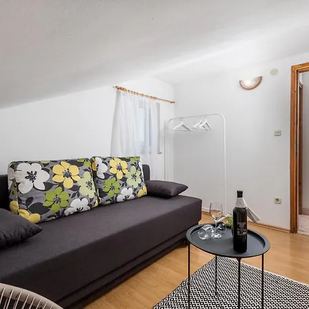 Apartments More Klenovica